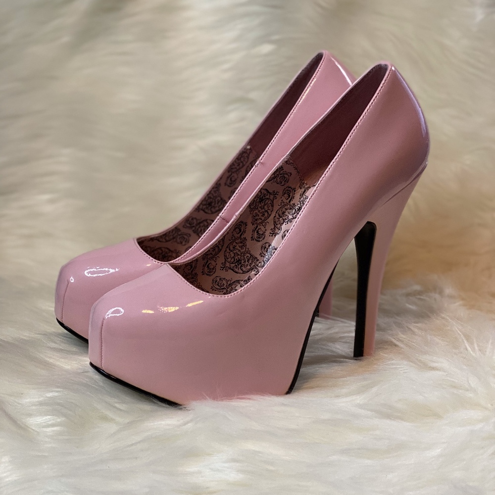 BORDELLO Baby Pink Patent Platform Pumps size 9